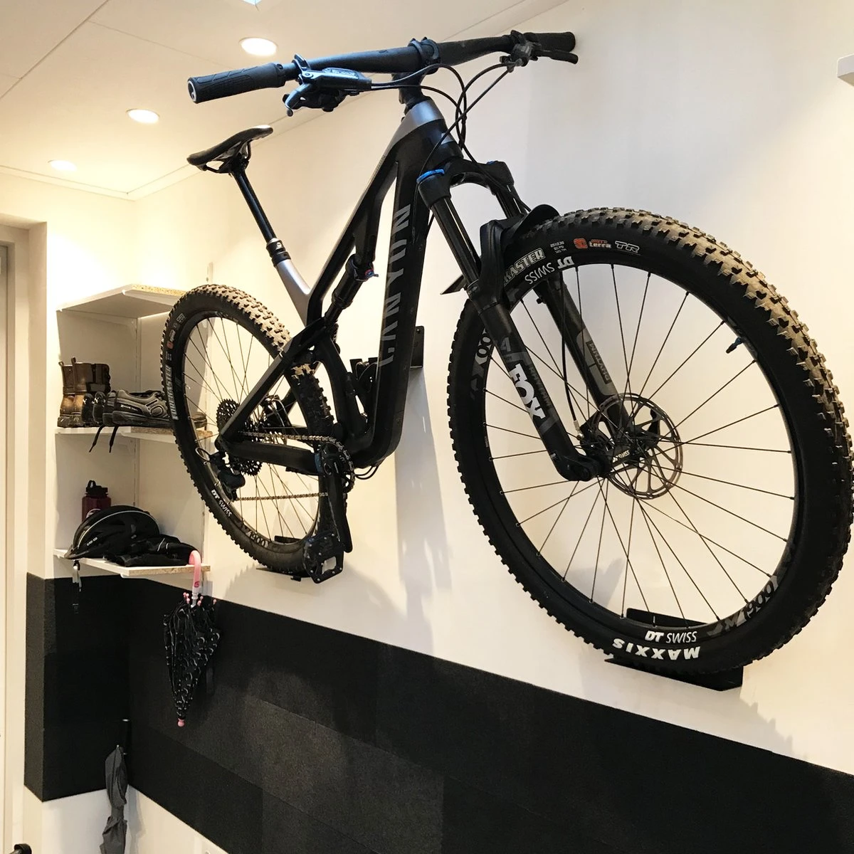 Flowter® Trapper Hanger - Fiets Ophangsysteem Aan De Trapper - Fiets Ophangbeugel - Universele Fiets Muurbeugel - Fietsbeugel Met Gratis Wieldragers+ 4 Flowter® Trapper Hanger - Fiets Ophangsysteem Aan De Trapper - Fiets Ophangbeugel - Universele Fiets Muurbeugel - Fietsbeugel Met Gratis Wieldragers+ - Afbeelding 2