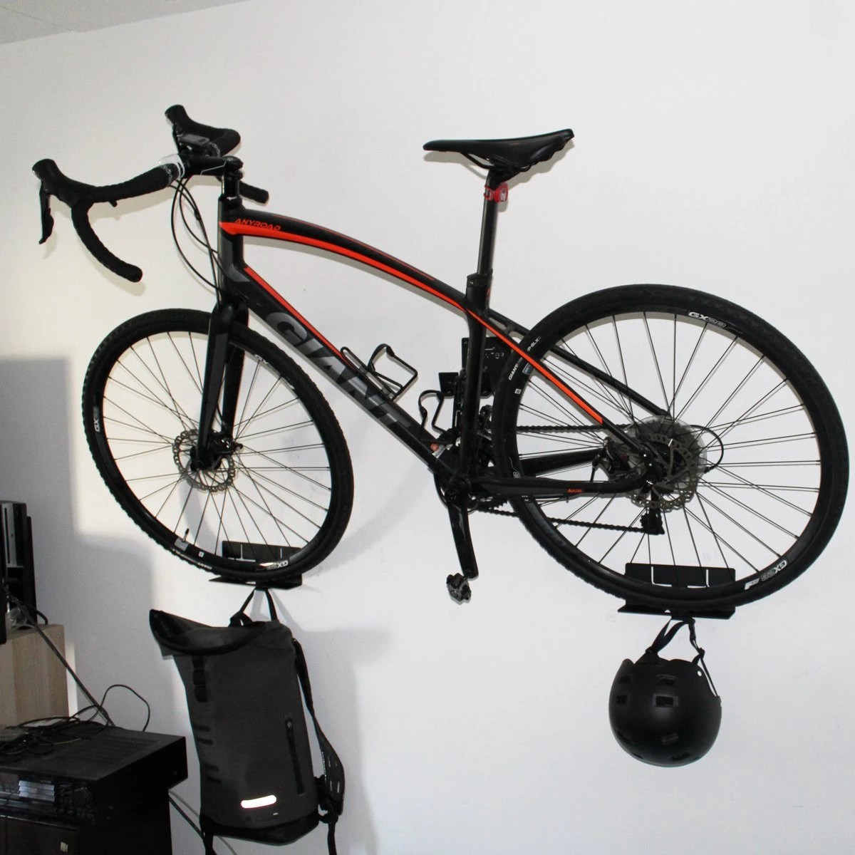 Flowter® Trapper Hanger - Fiets Ophangsysteem Aan De Trapper - Fiets Ophangbeugel - Universele Fiets Muurbeugel - Fietsbeugel Met Gratis Wieldragers+ 10 Flowter® Trapper Hanger - Fiets Ophangsysteem Aan De Trapper - Fiets Ophangbeugel - Universele Fiets Muurbeugel - Fietsbeugel Met Gratis Wieldragers+ - Afbeelding 8