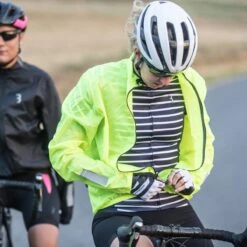 BBB Cycling BaseShield Regenjas Fiets - Wielren Fietsjack - Regenjack - Wind- En Waterdicht - Neon Geel - Maat XL 13 BBB Cycling BaseShield Regenjas Fiets - Wielren Fietsjack - Regenjack - Wind- En Waterdicht - Neon Geel - Maat XL -BOl Winkel 1200x1200 146