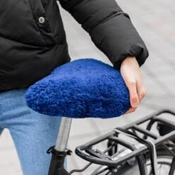 Sunny Bum Zadelhoes, Fietszadel Dames En Heren, Waterdicht En Comfortabel, Incl. Fietsslot En Veiligheidskabel, Dubbelzijdig Zadel Met Schapenvacht 19 Sunny Bum Zadelhoes, Fietszadel Dames En Heren, Waterdicht En Comfortabel, Incl. Fietsslot En Veiligheidskabel, Dubbelzijdig Zadel Met Schapenvacht -BOl Winkel 1200x1200 511
