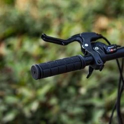 Merkloos ESTARK® - Fietshandvatten - Handvatten - Universeel - Fiets – Mountainbike – Professioneel - Grips - Extra Grip – Fietshandvaten -Handvaten - Handig Te Monteren - Anti-slip – Fietsen – Stuur – Bikegrips – Stevig - Rubber Zwart - (R-zwa) 16 Merkloos ESTARK® - Fietshandvatten - Handvatten - Universeel - Fiets – Mountainbike – Professioneel - Grips - Extra Grip – Fietshandvaten -Handvaten - Handig Te Monteren - Anti-slip – Fietsen – Stuur – Bikegrips – Stevig - Rubber Zwart - (R-zwa) -BOl Winkel 1200x1200 702