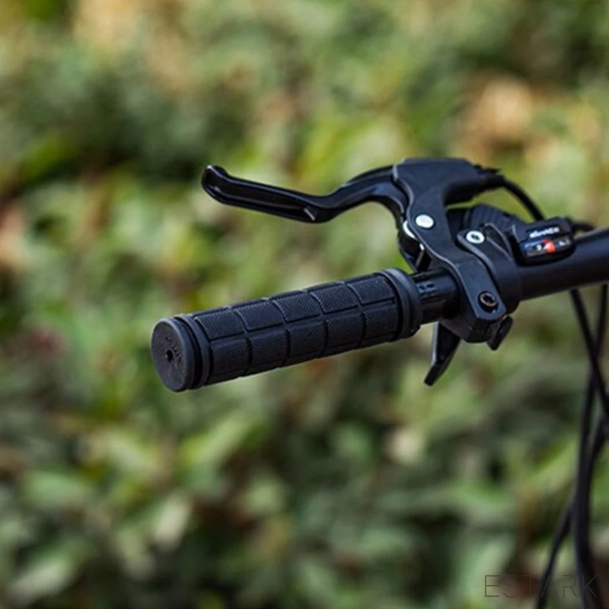 Merkloos ESTARK® - Fietshandvatten - Handvatten - Universeel - Fiets – Mountainbike – Professioneel - Grips - Extra Grip – Fietshandvaten -Handvaten - Handig Te Monteren - Anti-slip – Fietsen – Stuur – Bikegrips – Stevig - Rubber Zwart - (R-zwa) 5 Merkloos ESTARK® - Fietshandvatten - Handvatten - Universeel - Fiets – Mountainbike – Professioneel - Grips - Extra Grip – Fietshandvaten -Handvaten - Handig Te Monteren - Anti-slip – Fietsen – Stuur – Bikegrips – Stevig - Rubber Zwart - (R-zwa) - Afbeelding 3