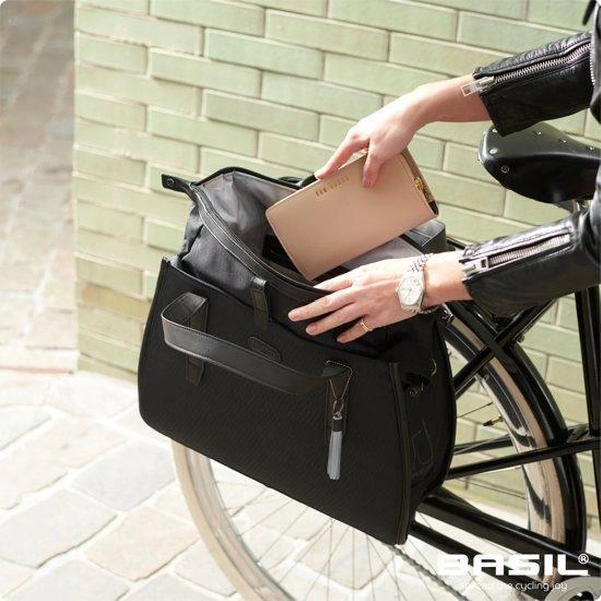 Basil Noir Stuurtas - Enkele Fietstas - Zwart - 17 Liter 14 Basil Noir Stuurtas - Enkele Fietstas - Zwart - 17 Liter - Afbeelding 12