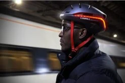 Livall EVO21 Black Medium - (Smart) Fietshelm - SOS Functie - LED Richtingaanwijzers - Smart Verlichting 35 Livall EVO21 Black Medium - (Smart) Fietshelm - SOS Functie - LED Richtingaanwijzers - Smart Verlichting -BOl Winkel 1200x802 2