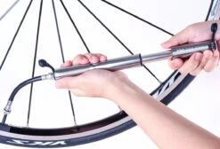 PRO BIKE TOOL Mini Luchtpomp Fiets, Fietspomp Voor Alle Ventielen (Presta & Schrader), Hoge Druk Tot 6,9 Bar / 100 PSI, Betrouwbare, Compacte & Lichtgewicht Framepomp, Pomp Voor Racefiets & Mountainbike. -BOl Winkel 1200x818 6