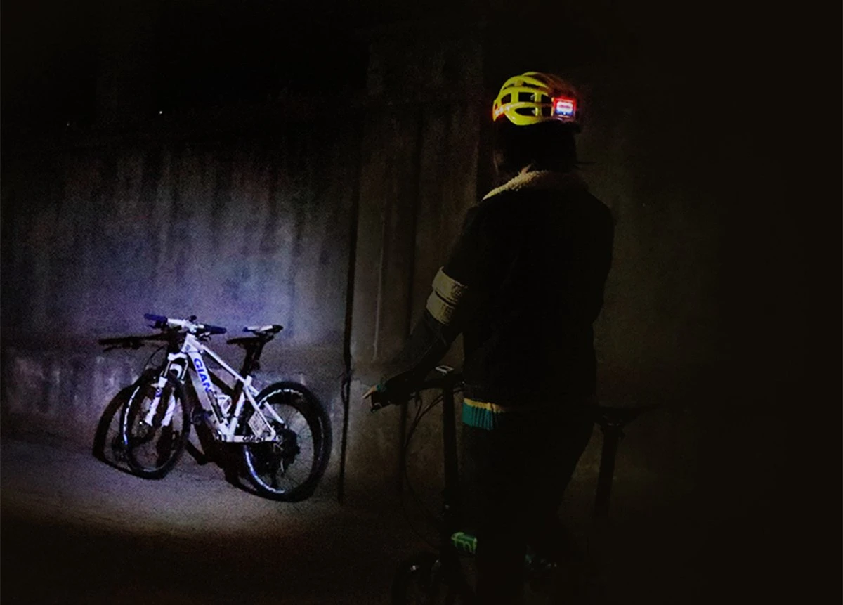 MTB Helm Met Verlichting | E-bike | Racefiets | Pro Fietshelm Met Verlichting | Licht Van Gewicht | Ingebouwde Led Lamp Als Voorlicht + Zijlicht En Achterlicht > Sport Lights, Kleur Helm Zwart 5 MTB Helm Met Verlichting | E-bike | Racefiets | Pro Fietshelm Met Verlichting | Licht Van Gewicht | Ingebouwde Led Lamp Als Voorlicht + Zijlicht En Achterlicht > Sport Lights, Kleur Helm Zwart - Afbeelding 3