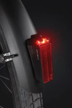 AXA Nyx Battery - Fiets Achterlicht - LED Fietsverlichting Op Batterij - Auto Off Systeem - Spatbord Montage - Rood